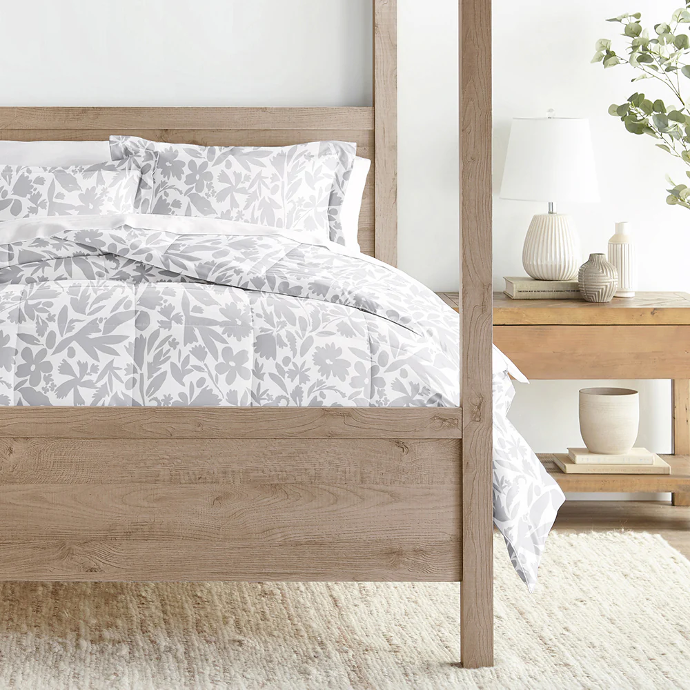 Abstract Garden Patterned Down-Alternative Comforter Set - Image 3