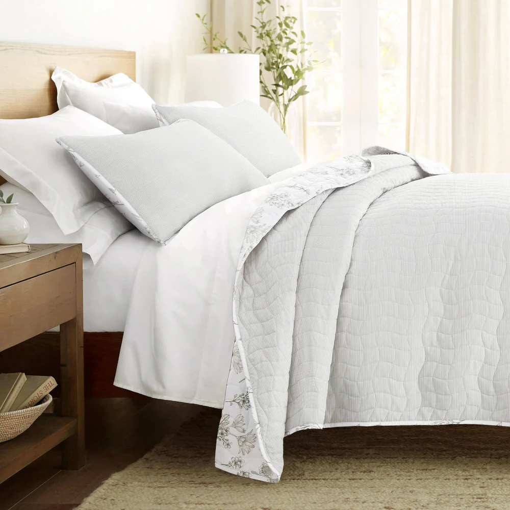 Blooming Daisy Reversible Quilted Coverlet Set - Image 2