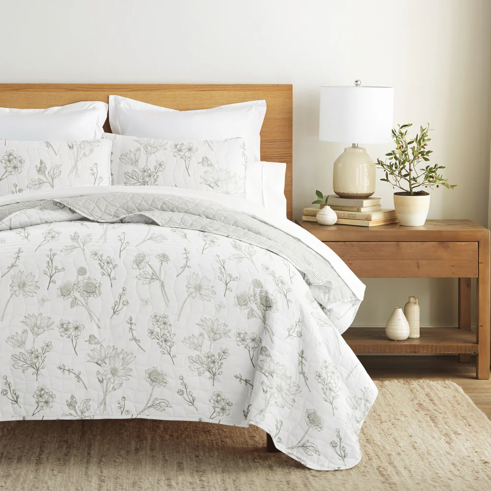 Blooming Daisy Reversible Quilted Coverlet Set - Image 3