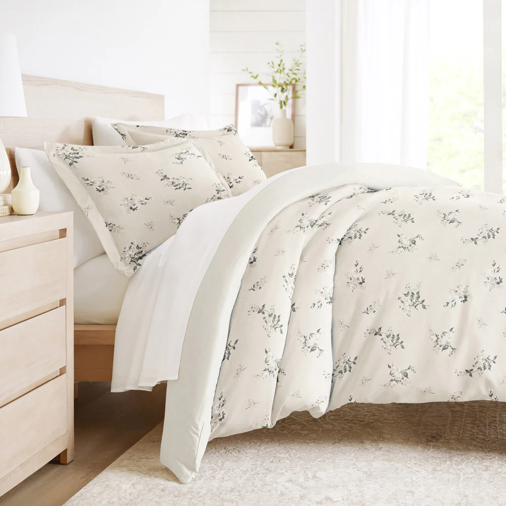 Delicate Floral Pattern 3-Piece Reversible Duvet Cover Set - Image 3