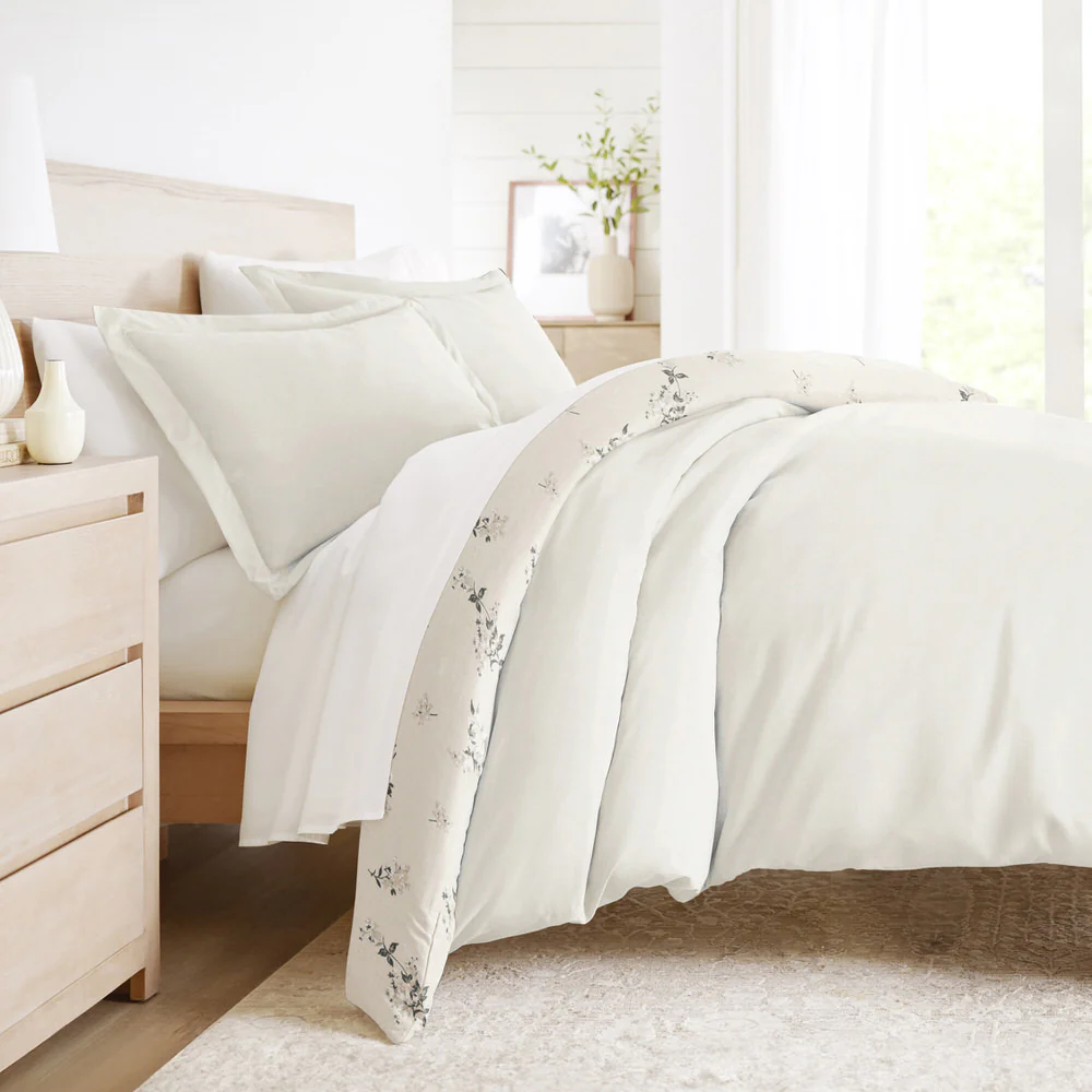 Delicate Floral Pattern 3-Piece Reversible Duvet Cover Set - Image 4