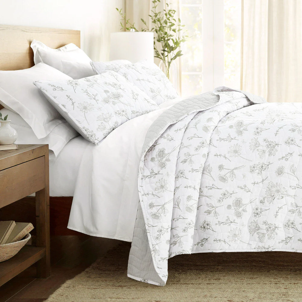 Blooming Daisy Reversible Quilted Coverlet Set (Sale)