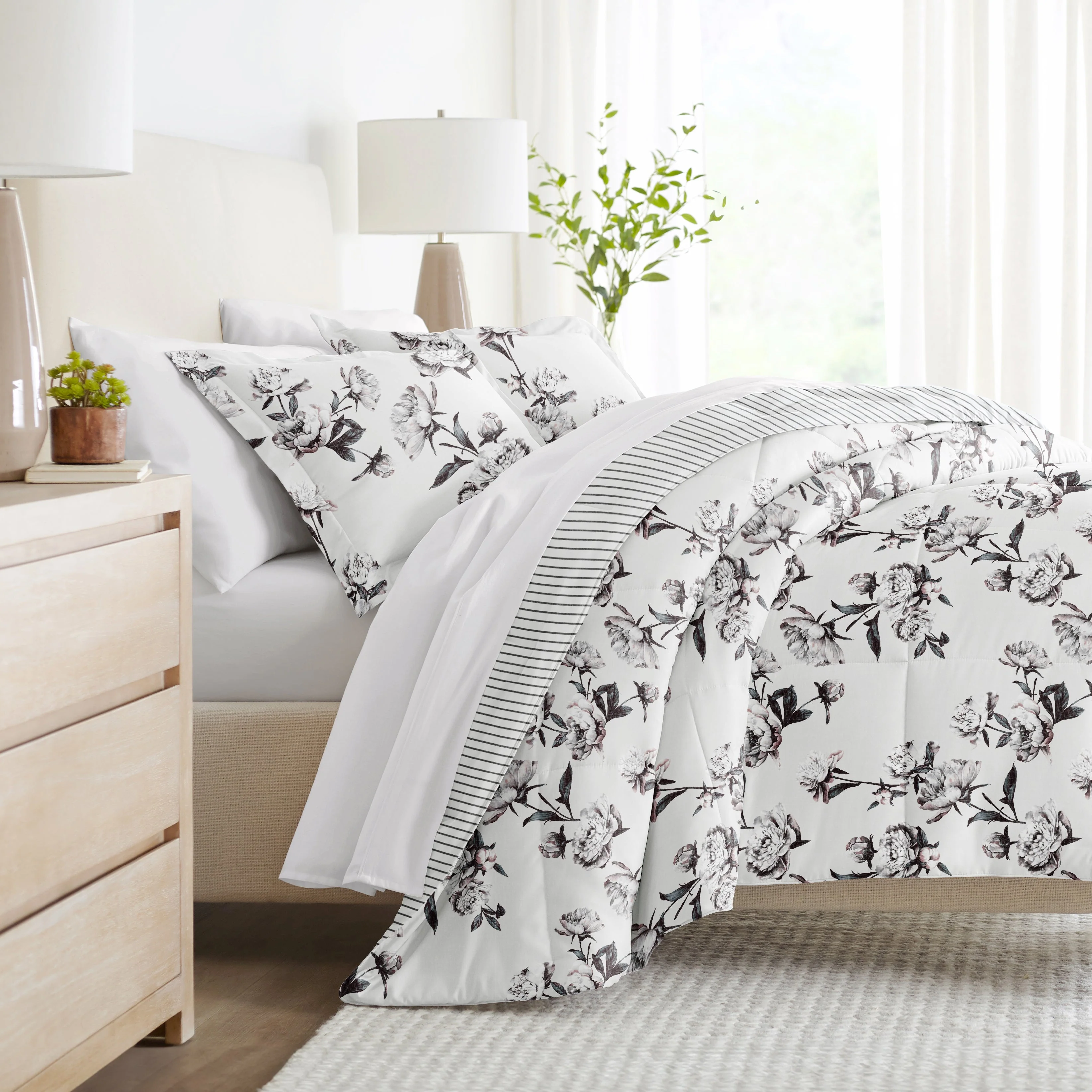 Vintage Magnolia Reversible Down-Alternative Comforter Set (Sale)