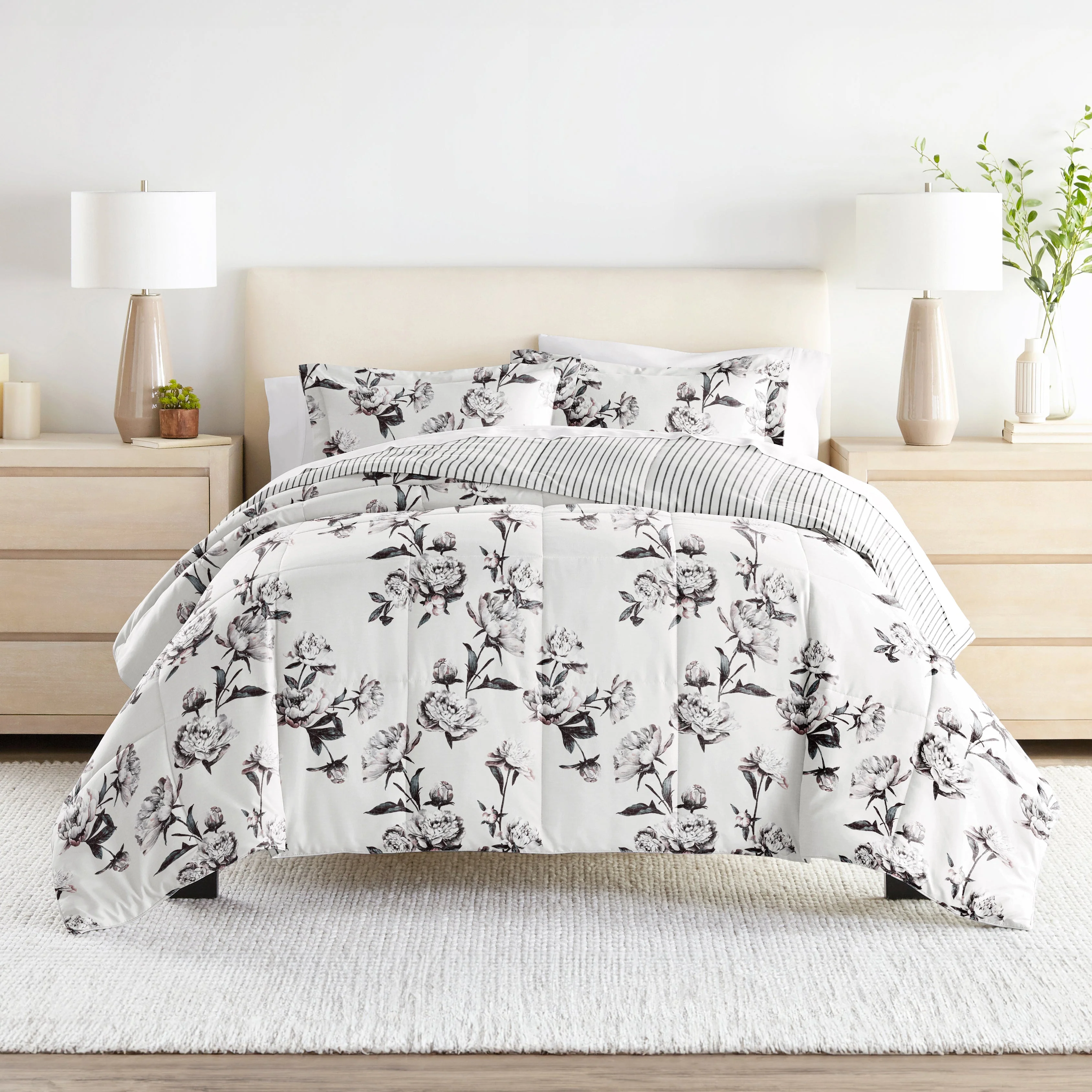 Vintage Magnolia Reversible Down-Alternative Comforter Set (Sale) - Image 5